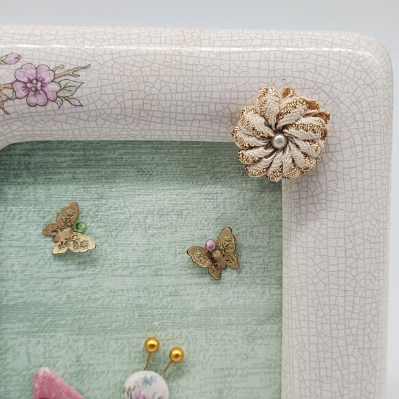 Vintage Inspired Floral Ceramic Butterfly Wall Frame With Crackle Finish & Gold - Picture 3 of 11